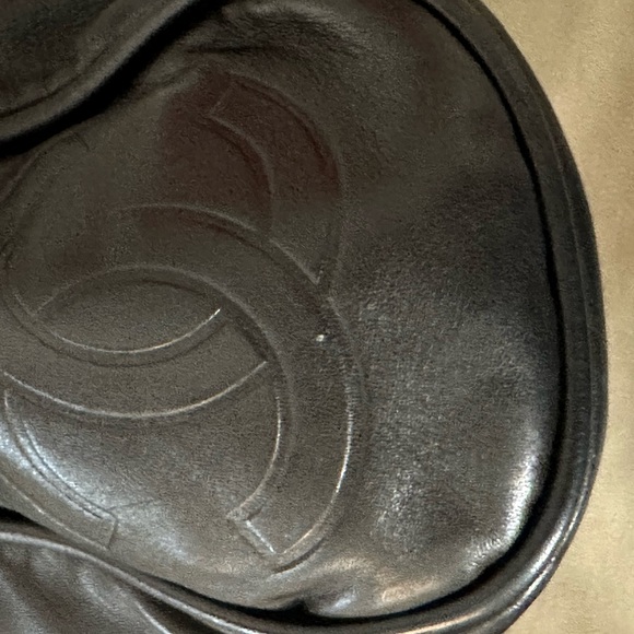 CHANEL bag , like new , AUTHENTIC lambskin ultimate soft leather shoulder bag - Picture 9 of 15